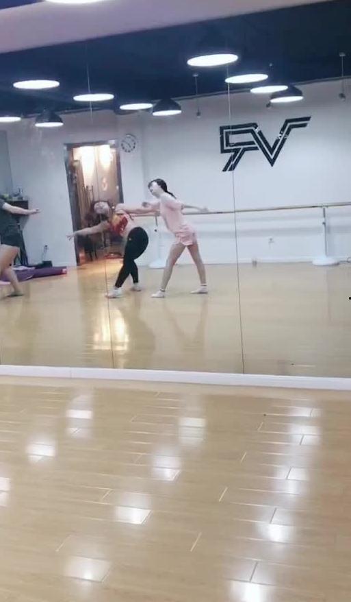 吃瓜舞蹈室,舞动青春，瓜味十足